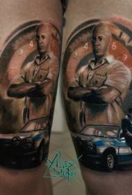 Retrato masculino de coxa e padrão de tatuagem de carro colorido