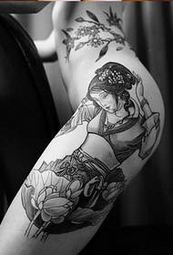 Seksowny obraz kobiecej uda tatuaż osobowości tatuaż