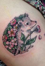 Coscia riccio colorato e motivo tatuaggio fiore rosa