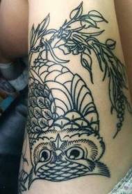 Gufo della coscia che si siede su un ramo con il modello del tatuaggio