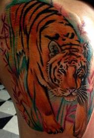 Padrão de tatuagem de tigre em aquarela de perna