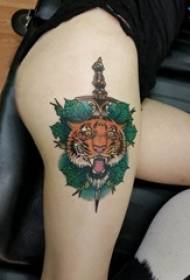 Tiger totem tatu gadis totem tatu dan gambar pisau belati pada paha betina