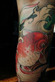 Augšstilbā ir ļoti liels tetovējums ar sarkanu snapperu