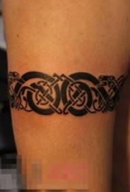 Ke kaikamahine hānai i ke kākele kiʻi ʻeleʻele totem tattoo kiʻi