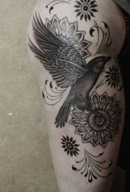 I-bird bird ehlanganiswe namaphethini e-tattoo yezimbali ahlukahlukene