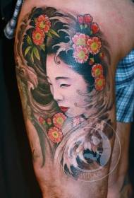 Uzun boylu iyi görünümlü Asya geyşa portre ve çiçek dövme deseni