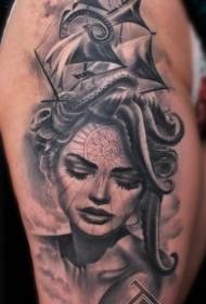 Retrato de mulher preto e branco com padrão de tatuagem coxa e vela