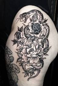 Coscia della ragazza sulla linea nera schizzo serpente prepotente bella immagine tatuaggio fiore
