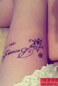 un modello di tatuaggio lettera coscia