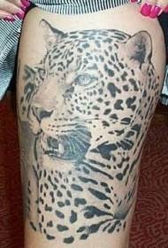 Patrón de tatuaje de leopardo realista en blanco y negro de muslo