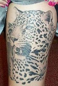 Modello di tatuaggio leopardo realistico coscia bianco e nero