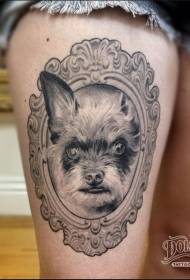 Patrón de tatuaxe de retrato de can negro lindo da coxa