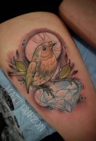 Slatka ptica u boji bedra s uzorkom tetovaže plavog dijamanta