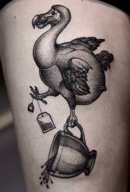 Bükülmüş tarzı uyluk siyah çay fincanı ve komik kuş dövme deseni
