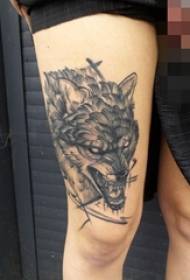 काले स्केच पशु भेड़िया टैटू तस्वीर पर लड़की जांघ