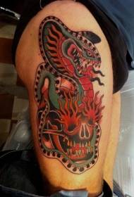 Serpent couleur de jambe avec un motif de tatouage de crâne humain