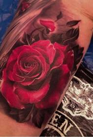 Tatuaggio realistico 3d sulla coscia