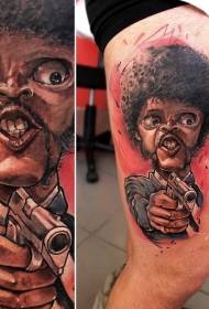 Heroe de cine divertido en cor de pernas con tatuaje de pistola