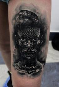 Бедро впечатляваща черна жена със комбиниран модел на татуировка със змия