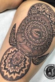 Coscia della ragazza sull'immagine misteriosa del tatuaggio del totem di tecnica nera di puntura