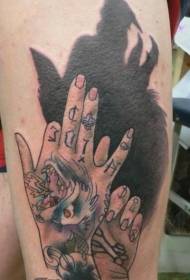 Черни сенки на краката и страшни рисувани на ръка татуировки