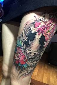 Spalvinga totemo tatuiruotė su nuostabia asmenybe ant kojų
