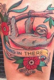 Mga sloth sa kolor sa bitiis nga adunay sumbanan nga tattoo sa letra