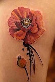 Lijepa cvjetna tetovaža tetovaža pada na bedro