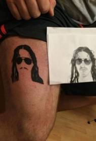 Fant stegna na črno sivi skici ustvarjalno občutljivo portretno sliko tatoo
