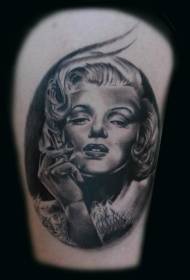 太もも非常に現実的な黒と白の喫煙マリリン・モンローの肖像画のタトゥーパターン