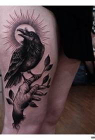 Scuola di coscia modello di tatuaggio a mano in corvo grigio nero Europa e America