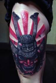 Modello di tatuaggi di maschera di samurai colorata di stile asiatico di a coscia