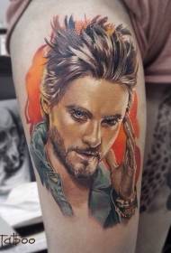 Beenkleur realistisch portret van man tattoo