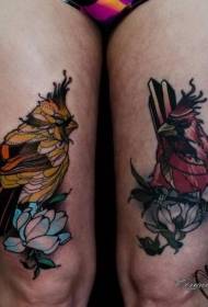 Stegno obarvano ptico s cvetnim vzorcem tatoo