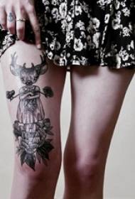 Традиционная татуировка бедер на бедрах на черных цветах и рисунки тату оленей