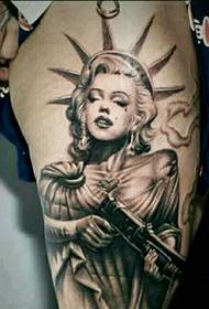 Črno-siv evropski in ameriški model boginje tetovaže na zunanji strani stegna