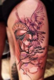 Gambe vecchie e piccione disegnano immagini di tatuaggi