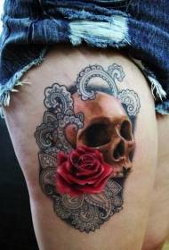 Большая рука реалистичная красная роза и татуировка с изображением черепа