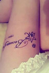 Tatuaggio inglese sexy ed elegante alla coscia