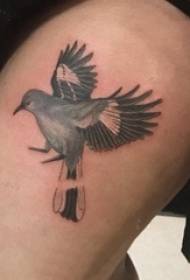Coscia tatuaggio tradizione ragazza coscia sulla foto tatuaggio uccello nero
