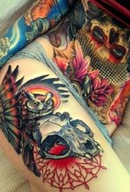 Stehno barevné sova a lebka tetování vzor