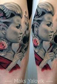 Arrosa tatuajearekin koloretako emakumezkoen estilo errealista