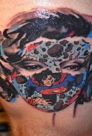 Vajza me ngjyra kofshë e veshur me modelin e tatuazhit të karikaturave të maskave të supermenit