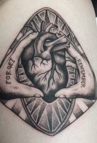 Spun стиль черная рука держит сердце человека и буквы татуировки