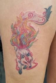 Девятихвостая татуировка с изображением лисы на бедре