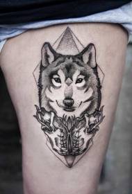 オオカミのアバターのタトゥーパターンと太もも黒と白のポイントハリネズミ