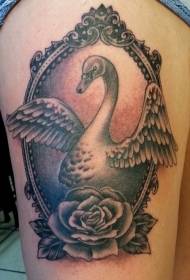 Kwis nwa ak blan Swan ak ankadreman avèk modèl tatoo leve