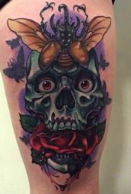 Cranio color coscia con motivo tatuaggio rosa e insetto