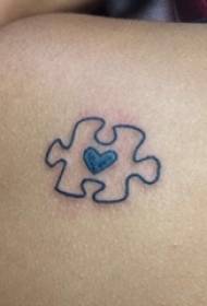 Cosce da scolaretta dipinte con linee geometriche semplici a forma di cuore e immagini di tatuaggi rompicapo
