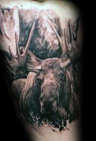 Elk ireng lan putih nyata realistis ing pola tato paha kayu